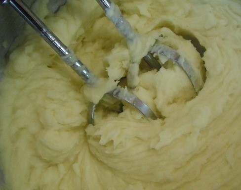 1. Этап. Картофельное пюре, запеченное в духовке: 2. Потолките сваренный картофель в пюре. Добавьте в него сливочное масло. Влейте горячее молоко. Взбивайте миксером на малой скорости. Постепенно добавьте яйца, продолжая взбивать.