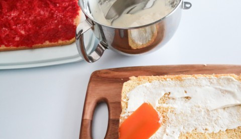 1. Этап. Торт Европейский: Другую смажьте глазурью.