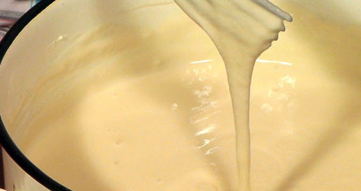 1. Этап. Шарлотка с капустой в мультиварке: Приготовим тесто. Яйца взбейте с солью и сахаром, добавьте просеянную муку с разрыхлителем. Перемешайте. Тесто должно получится чуть жиже чем на оладьи.