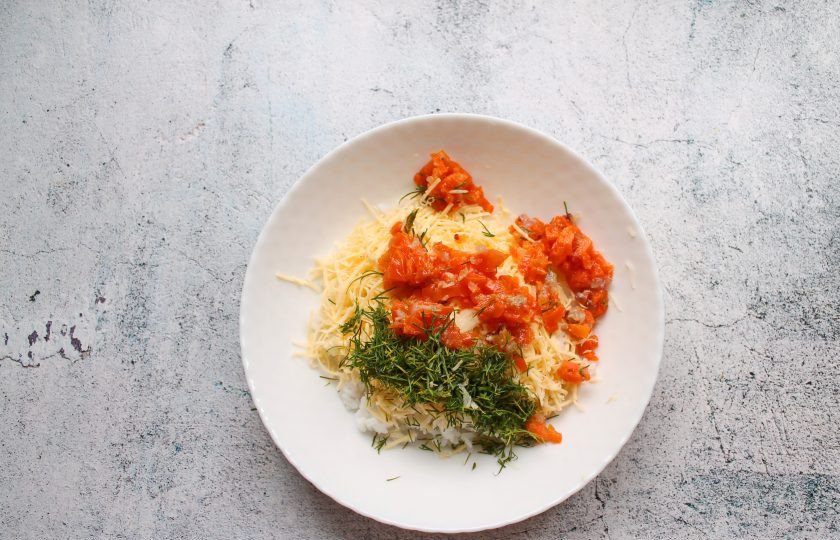 1. Этап. Фаршированные свиные калтыки: К рису добавьте тертый на средней терке сыр, мелко резаную зелень и рубленую морковь после отваривания калтыков.