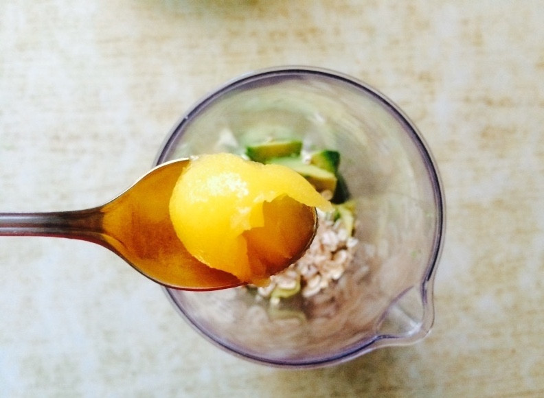 1. Этап. Смузи с авокадо: Чайную ложку меда.