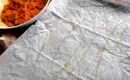 1. Этап. Морковный рулет с сырной начинкой: Противень застилаем бумагой и немного смазываем растительным маслом.