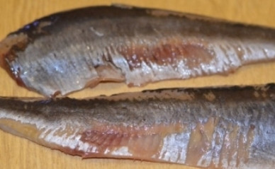 1. Этап. Маринованная сельдь с луком: И получаем два кусочка филе.