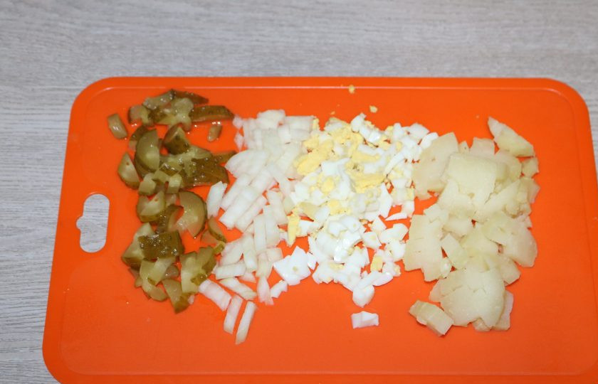 1. Этап. Салат Бабушкин: Лук, огурец, вареные яйца, картофель нарежьте кубиками.