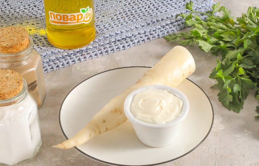 1. Этап. Хрен с майонезом на зиму: Подготовьте указанные ингредиенты. Тщательно промойте корень хрена и очистите его от кожуры.