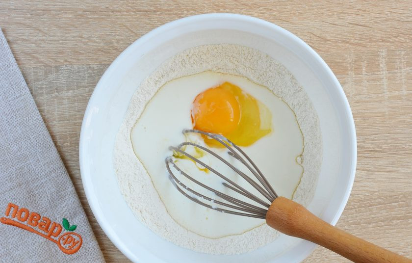 1. Этап. Яблочные пончики: Влейте кефир, добавьте яйцо.