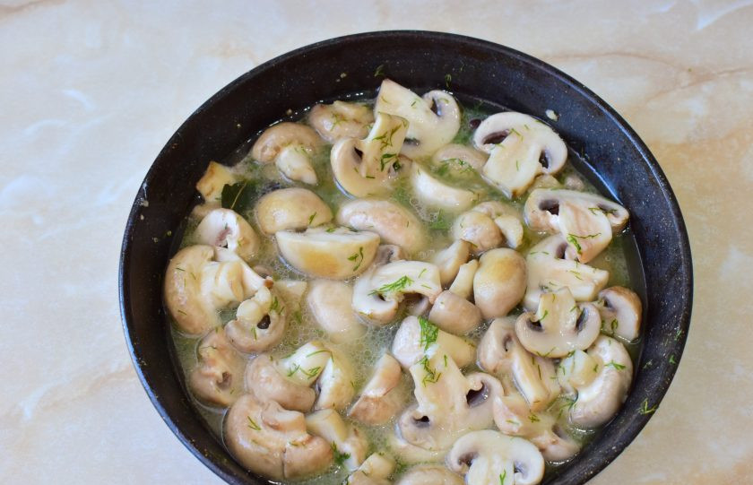 1. Этап. Грибы закусочные: Теперь влейте в сковороду оставшееся растительное масло и уксус. Доведите все до кипения. Накройте крышкой и тушите на небольшом огне 8-10 минут.