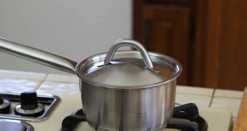 1. Этап. Пюре из киноа: 2. Затем в воду всыпьте киноа. Доведите всё до кипения, а потом варите 7 минут под крышкой.