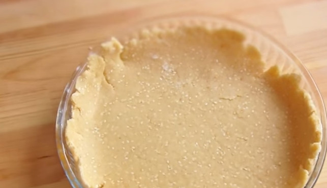 1. Этап. Творожный пирог с баклажанами: 4. Раскатайте тонкий пласт теста и перенесите его с помощью скалки в форму. Сделайте бортики пальцами, наколите вилкой и на полчаса отправьте в холодильник.