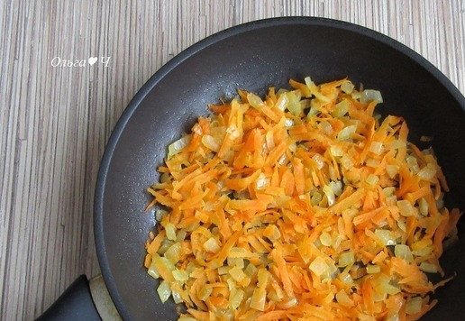 1. Этап. Салат Первый снег с тунцом: На растительном масле обжарьте мелко нарезанный лук и тертую морковь, присолите, по желанию, поперчите. Остудите.