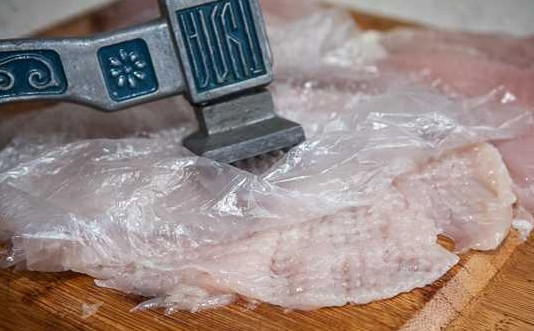 1. Этап. Кляр для куриного филе: 3. Филе вымойте, обсушите и при желании отбейте немного.