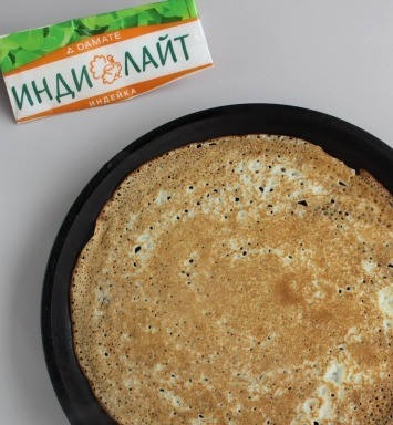 1. Этап. Блинный торт: Блинчики напеките по своему любимому рецепту или же по выбранному рецепту с Поваренка. Для выпечки блинчиков желательно добавить минимальное количество сахара. Мой рецепт блинчиков прост, 3 яйца размешиваю с солью и сахаром, добавляю стакан молока и всыпаю муку, хорошо вымешиваю, чтобы не было комков, затем тонкой струйкой вливаю стакан кипятка, ( в котором растворяю 1/4 ч. л соды,) при этом непрерывно размешиваю тесто, добавляю пару ложек раст. масла. Вопрос, сколько необходимо муки, это у меня на интуитивной основе, ориентировочно два стакана, тесто должно быть как жидкая сметана.