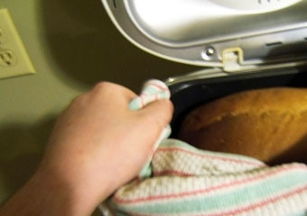 1. Этап. Постный хлеб в хлебопечке: Аккуратно вынимаем и даем дойти под полотенцем еще минут 10.