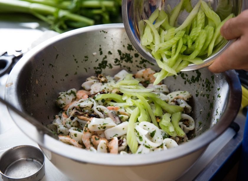 1. Этап. Морской салат с креветками: Все перемешиваем. Огурец чистим и трем на терке для корейской морковки (тонкими полосками), добавляем в салат.