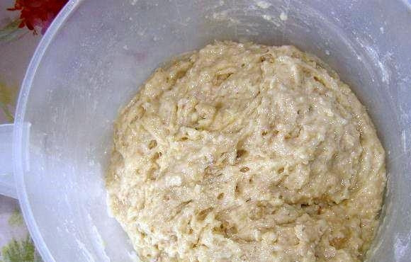 1. Этап. Постное печенье из овсяных хлопьев: Замесите тесто. Легче всего это сделать блендером, тогда оно получится более однородным, но можно вымешивать и при помощи обыкновенной столовой ложки или венчика.