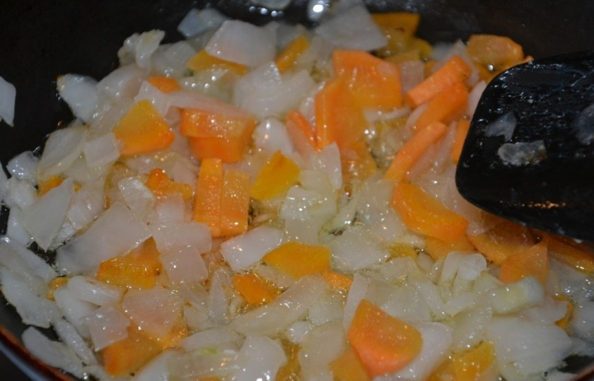 1. Этап. Постный суп из брокколи: Слегка обжариваем лук и морковь на растительном масле.