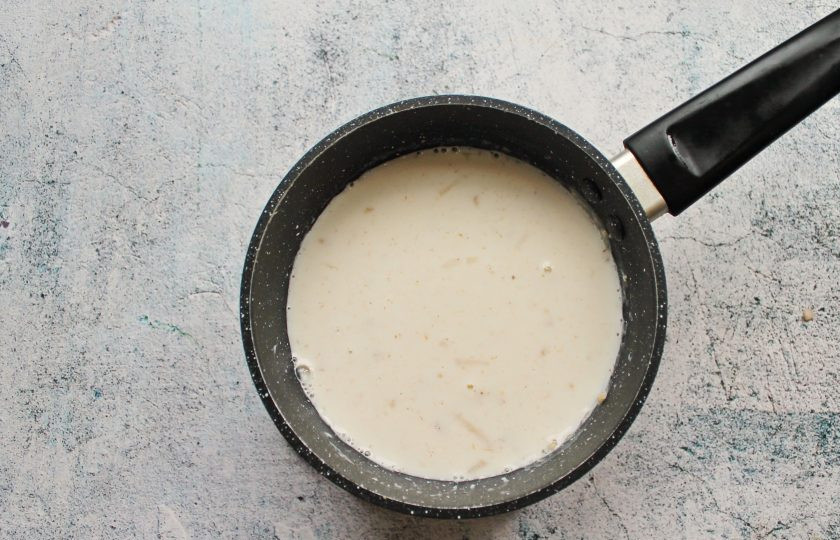 1. Этап. Каша с топинамбуром: Влейте в кашу молоко, посолите и варите до готовности геркулеса. Готовую кашу снимите с огня, добавьте сливочное масло и дайте постоять под крышкой 5 минут. Готовую кашу разложите по тарелкам, полейте медом и подавайте к столу.