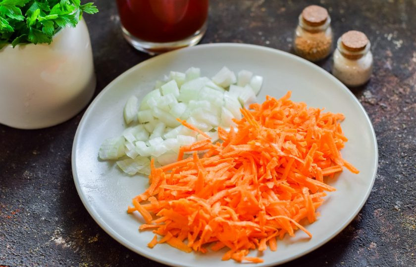 1. Этап. Борщ с лечо: Очистите морковь и лук, овощи сполосните и просушите. Морковь натрите на терке, лук нарежьте кубиками.