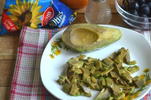1. Этап. Салат с курицей, авокадо и киви: 2. Пока варится мясо, займемся другими ингредиентами. Авокадо очищаем от кожуры, вынимаем косточку и нарезаем кубиками мякоть.