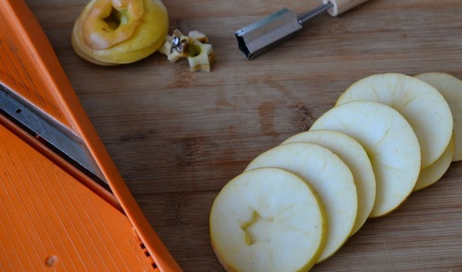 1. Этап. Закусочный мильфей из яблок с печенью: Яблоки моем, нарезаем кружками толщиной около 7 мм, удаляем сердцевину. Рассчитываем, что на одну порцию идёт три кружка яблока.