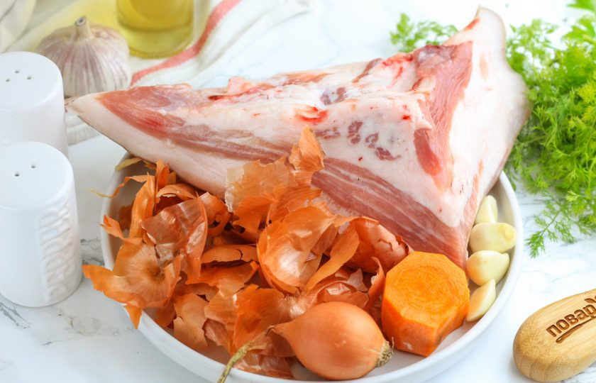 1. Этап. Щековина свиная в луковой шелухе: Подготовьте указанные ингредиенты. Свиные щеки продаются на рынке или в мясном магазине, а луковую шелуху можно попросить в овощном магазине.