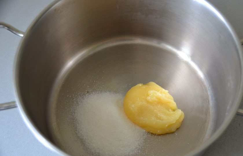 1. Этап. Тейглах: В просторную кастрюлю с толстым дном положите мед и сахар, растопите на медленном огне.