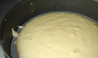 1. Этап. Торт Интрига: 2. Муку смешиваем с крахмалом и добавляем разрыхлитель. Постепенно вливаем в желтковую массу и продолжаем взбивать.