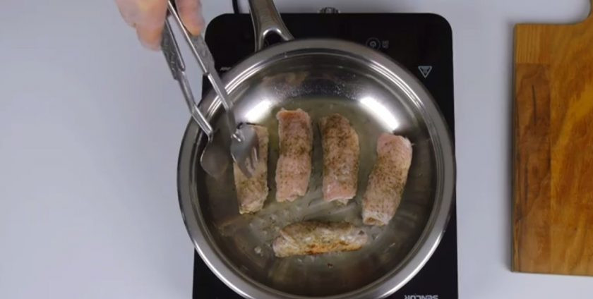 1. Этап. Мясные рулетики с черносливом и курагой: 3. На кусочек мяса положите несколько кусочков кураги, на другой — чернослива, и сверните в тугой рулет. На разогретую сковороду налейте несколько ложек растительного масла и обжарьте каждый рулетик, начиная со стороны шва.