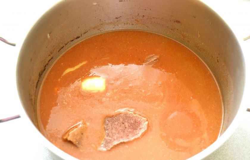 1. Этап. Телятина по-английски: Добавьте в соус отварное мясо и кусочек сливочного масла, поставьте тушиться, в это время припустите картофель 10-15 минут в горячей воде.