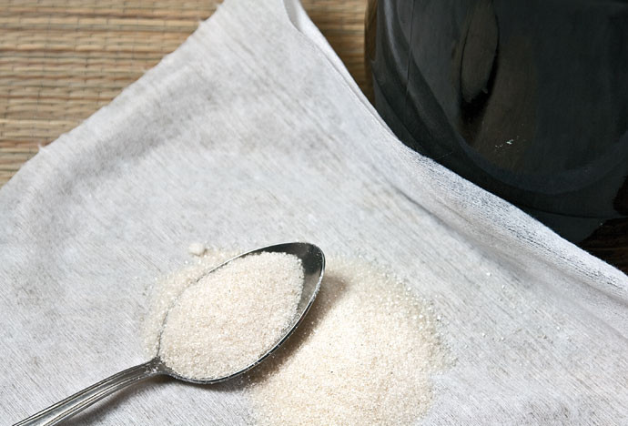 1. Этап. Вино из рябины: 15. Если на ваш вкус не хватает сладости, самое время это исправить. Однако делать это нужно особенно. Для этого используется небольшой кусочек марли (или тонкой ткани), сложенной в несколько слоев. Выложите в центр сахар.