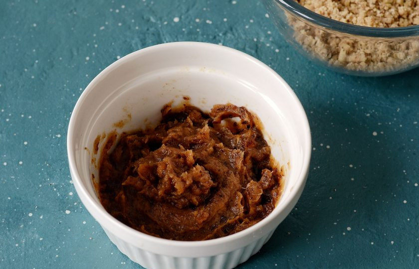 1. Этап. Конфеты из фиников и орехов без сахара: Финики замочите в горячей воде на 5-8 минут. Слейте воду, измельчите финики блендером.