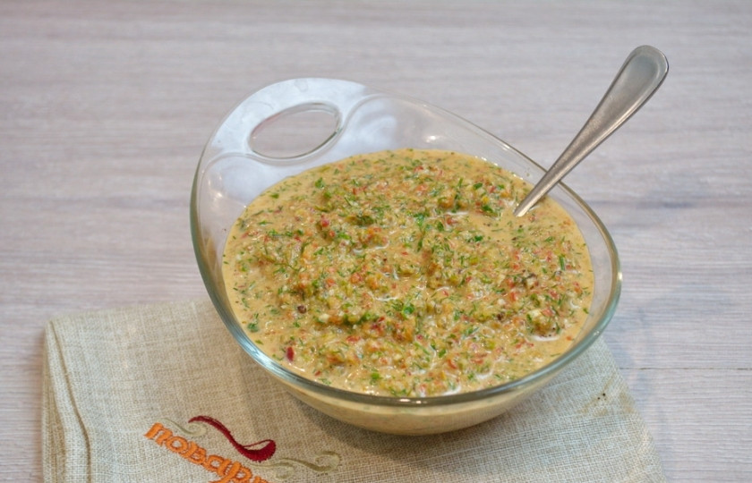 1. Этап. Аджика абхазская классическая: В массу добавьте 1 ст. ложку уксуса (можно чуть больше) и 1 щепотку соли. Можно добавить сахара по вкусу.