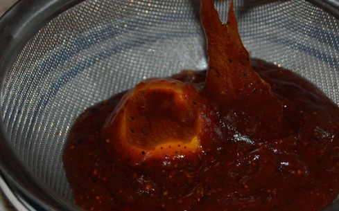 1. Этап. Куриные крылья барбекю: Процедим наш соус через сито.