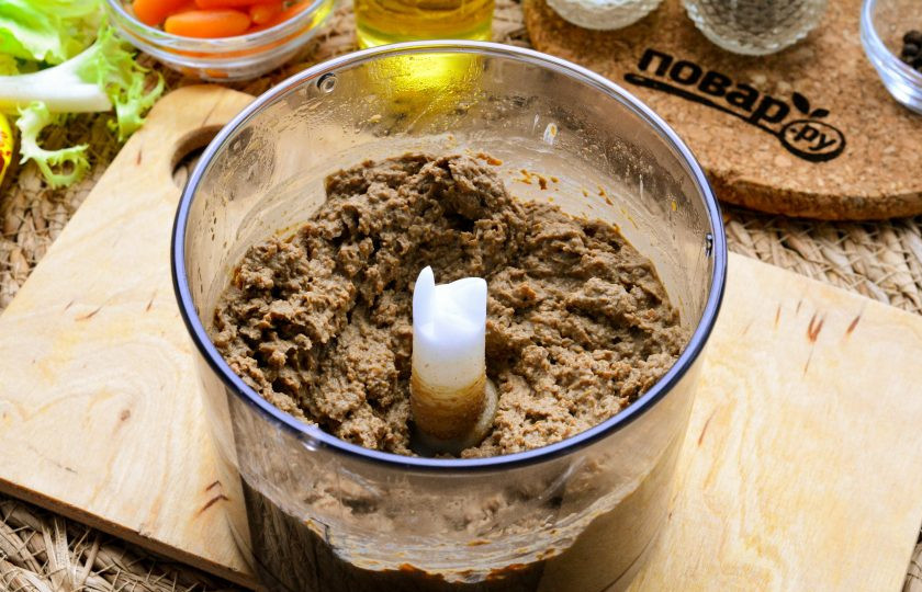 1. Этап. Печеночные ежики: Перекрутите печень до состояния паштета. Паштет остудите, отправьте в холодильник на 20-30 минут.