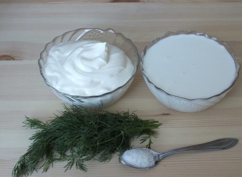 1. Этап. Сыр из кефира и сметаны: Подготовьте необходимые ингредиенты.