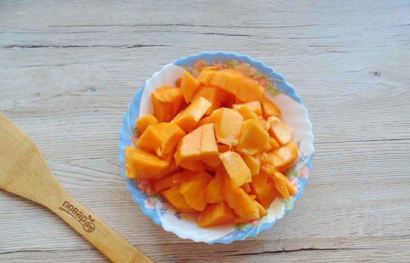 1. Этап. Варенье из хурмы с орехами: Нарежьте небольшими кусочками, не забывая удалить косточки.