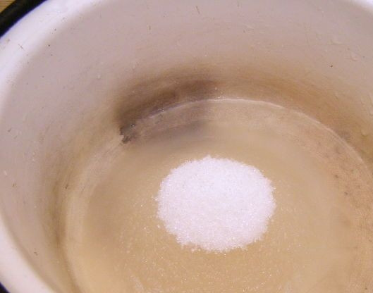 1. Этап. Десерт из сметаны с желатином: 4. Засыпаем в емкость сахар и добавляем пару столовых ложек воды. Ставим на огонь и варим сироп.