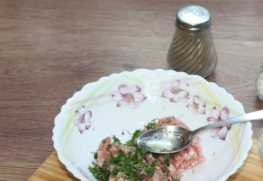 1. Этап. Бургер с котлетой и сыром гриль-чиз: 5. Приготовим предварительно котлету. К мясному фаршу добавить 1 ч. л. яичного белка, 1 ст. л. измельченной зелени, соль и свежемолотый перец по вкусу, перемешать.