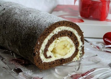 1. Этап. Шоколадный рулет с бананом: Перед подачей острым ножом ровняем края и посыпаем сахарной пудрой. Можно залить рулет растопленным шоколадом.