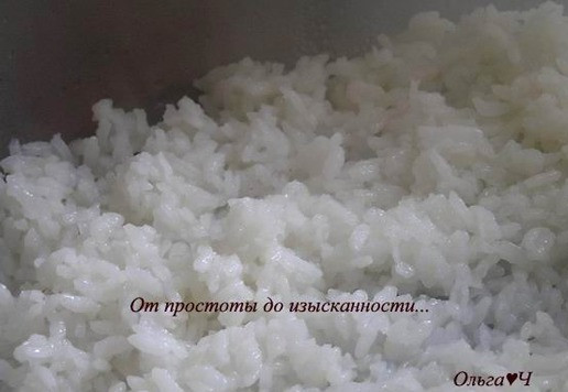 1. Этап. Роллы с кальмарами: Добавьте к рису уксус, сахар и соль, хорошо перемешайте.