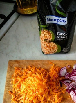 1. Этап. Гороховый суп с ребрышками и сухариками: Лук нарезаем полукольцами, морковь трем на терке, засыпаем все в кастрюлю! Добавляем специи и варим все это 15-20 минут.