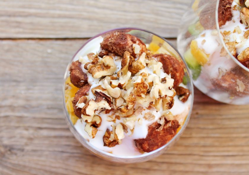 1. Этап. Бананы по-бразильски: Грецкие орехи порубите, посыпьте поверх бананов с йогуртом и сразу подавайте десерт к столу.