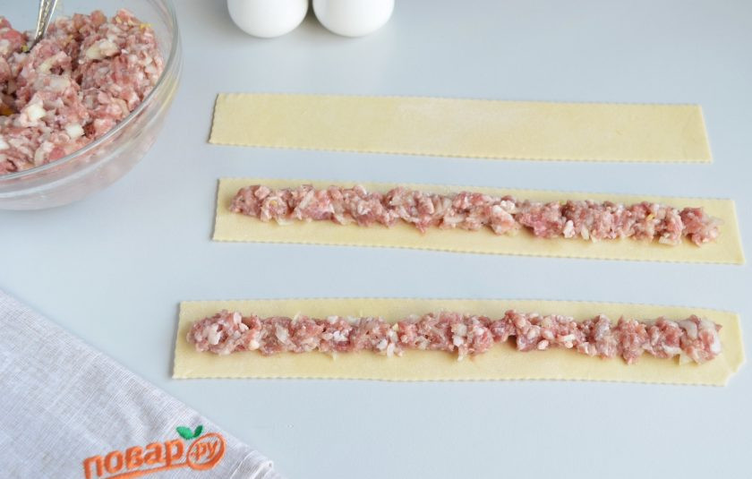 1. Этап. Манты в форме розочек: Раскатайте тесто максимально тонко в прямоугольник. Порежьте не слишком широкими полосками. На каждую полосочку теста ровненько выкладывайте фарш.