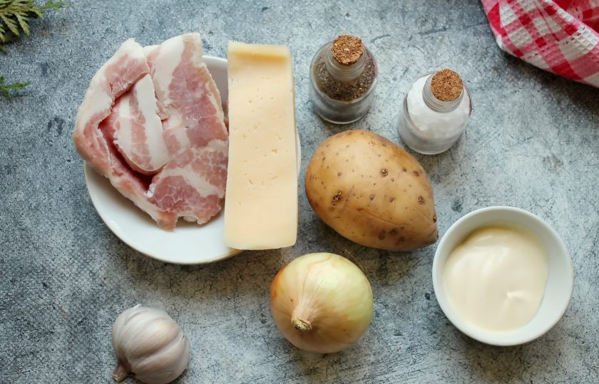 1. Этап. Запеченный картофель с беконом и сыром: Подготовьте все необходимые ингредиенты для приготовления запеченного картофеля с беконом и сыром.