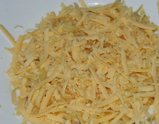 1. Этап. Салат с курицей и сыром: 6. Следующий слой — сыр.