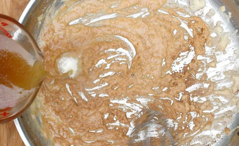 1. Этап. Фрикадельки по-венгерски: 9. Влейте в сковороду говяжий бульон, перемешивая венчиком.