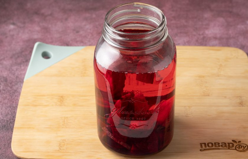 1. Этап. Свекольный квас без сахара: Затяните горлышко банки марлей, оставьте для ферментации на 3-7 дней.