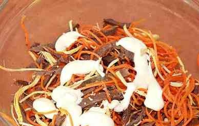 1. Этап. Салат из говяжьего сердца: Добавим 2/3 семян кунжута и все перемешаем. А теперь добавим майонез и опять перемешаем.