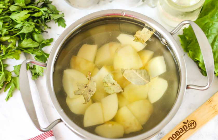 1. Этап. Суп из копченой семги: Картофель очистите от кожуры, промойте в воде и нарежьте средними кубиками. Высыпьте нарезку в кастрюлю, влейте горячую воду и добавьте лавровые листья. Поместите емкость на плиту и доведите ее содержимое до кипения, удалите образовавшуюся пену. Отварите в течение 15 минут.