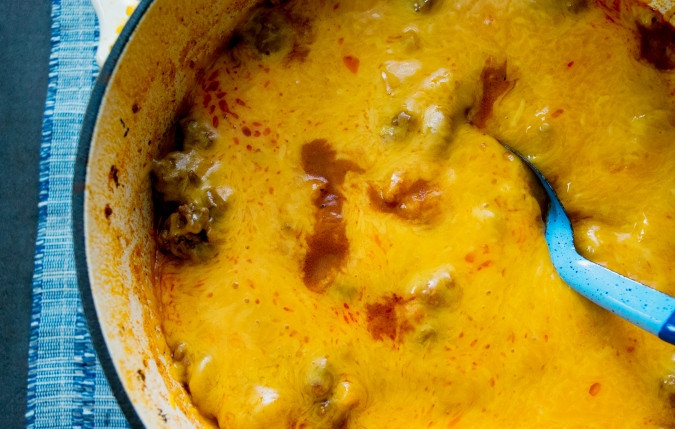 1. Этап. Гуляш из говядины с сыром: 3. После этого вытащите из кастрюли лавровый лист. Натрите сыр. Быстро перемешайте. В это же время отварите макароны до готовности.